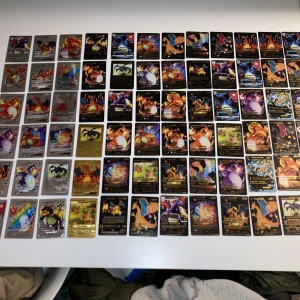 Charizard Pokémonkort samling - En episk samling av Charizard Pokémonkort! Vet inte alls priset på alla dom här men hör av dig om det är något kort du vill kika närmare på, för alla skulle jag sätta ett pris på 1500kr, rätta mig om jag har fel!