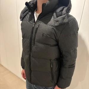 Ralph Lauren Jacka - Otroligt fet jacka ifrån Raplh Lauren (är xl för barn men sitter som s), har ett litet jack som ej läcker dun.                                                                                   Hör av er vid funderingar!                   