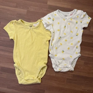 2-pack bodys - Två fina bodys från H&M i storlek 62 (2-4mån). Sparsamt använda utan anmärkningar.