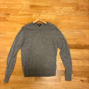 Grå merinoulltröja från Uniqlo - Säljer en grå merinoull tröja från uniqlo. Storlek S. Pris 299kr. Tröjan är i bra skick endast lite nopprig.  Hör av er vid frågor eller funderingar. 