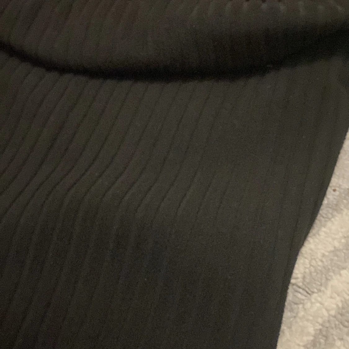 Svart ribbad långklänning offshoulder - 1