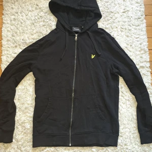 Lyle & Scott zip hoodie - Mycket bra skick, inga tecken på användning. Storlek S. Bra passform och skön