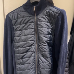 Cardigan jacka  - Här har jag en väldigt populär cardigan från Jimmy Sanders som är använd ett fåtal gånger. Den ser helt ny ut så skicket är inget att oroa sig för. Nypris: 2000kr. Mitt pris: 1000kr