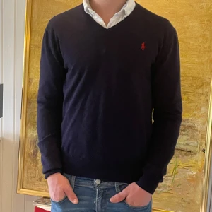 Merinoull Ralph Lauren Tröja - Tja, säljer denna fina Ralph Lauren tröjan i merinoull. Passar perfekt nu till vinter och höst☃️ 🍂 Perfekt för dig som gillar en elegant och uppklädd look😁📸.                                           Modell på bilden är 177 tröjan sitter perfekt på honom men kan mycket väl passa mellan 170-180 då merinoull är ganska strechigt❗️       Vid frågor är det bara att slå en pling 🛎️ 