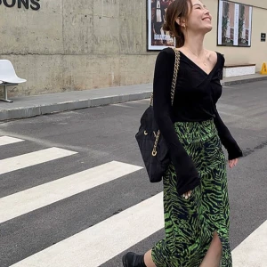 Grön zebramönstrad långkjol Ganni - Säljer en grym långkjol med zebramönster i grönt och svart. Kjolen har en snygg slits framtill och är gjord i mjuk manchester som ger cool struktur. Perfekt för dig som vill sticka ut med ett djuriskt print och skön passform. Elastisk midja för extra komfort. The material is soft denim, very soft and beautiful, used only once. 