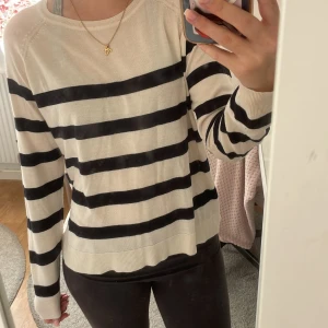 Randig beige och svart tröja från Zara - Säljer en snygg beige tröja från Zara med svarta ränder, långa ärmar och är i ett tunt, mjukt material som känns skönt mot huden.