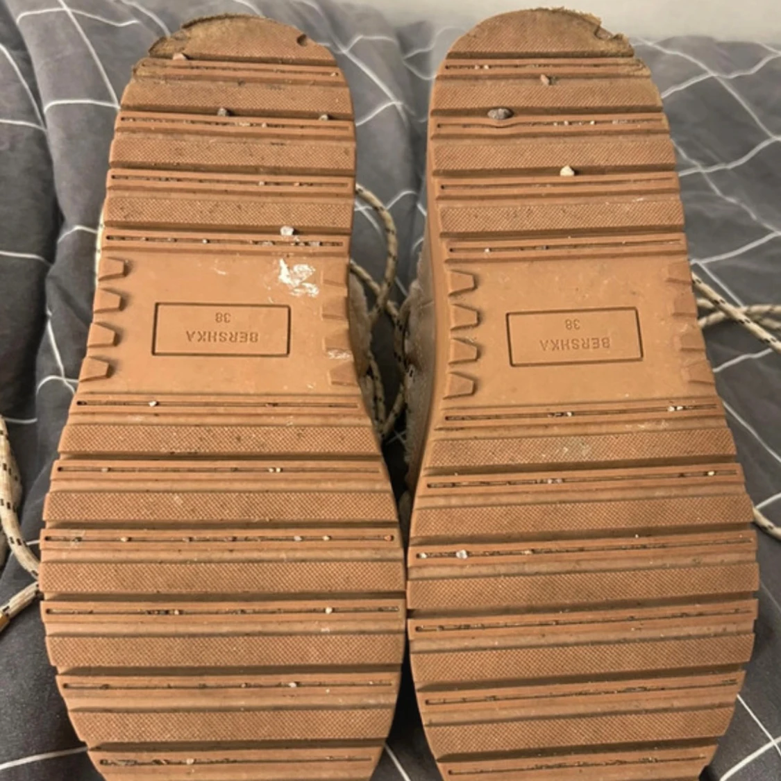 Beiga moon boots från Bershka - 3