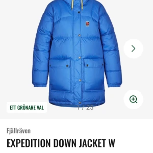 Blå Expedition dunjacka från Fjällräven - Expedition Down Jacket från Fjällräven i klarblå färg med gul snörning och ikonisk logga på bröstet. Jackan är lång, har stora fickor med knappar, huva och dragkedja. Perfekt för kalla vinterdagar och har en riktigt puffig look. Nypris är 9 999kr