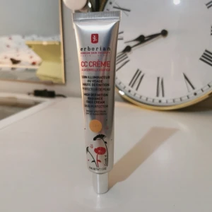 Erborian CC Crème Dore SPF25 - Erborian CC Crème i nyansen Dore med SPF25, 45 ml. Tuben är silverfärgad med blommigt tryck och har en smidig skruvkork. Ger en naturligt jämn hudton och lyster, perfekt för dig som vill ha en lätt täckning och glow. Innehåller centella asiatica för extra hudvård. Har använt den bara en gång och färgen passa ont emig därför säljer jag den vidare. 