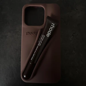 rhode mobilskal och läppglans  - Säljer både skal och läppglans. Passar för iPhone 15/14/13 pro🤎.Perfekt färg inför hösten.