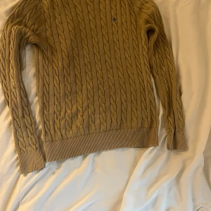 Beige kabelstickad tröja från Morris - Säljer en beige kabelstickad tröja från Morris i storlek S. 