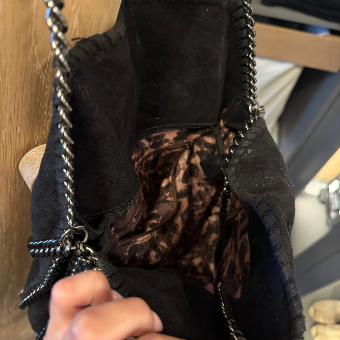 Svart axelväska med kedjedetaljer - 2