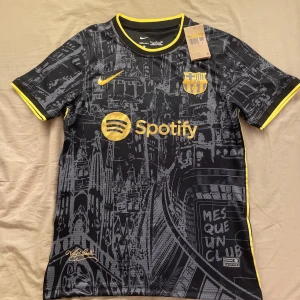 Barcelona svart matchtröja Nike  - Barcelona fotbollströja i svart med detaljer i gult. Tröjan är storlek S, män. Den är helt ny och aldrig använd. Skickar inom 1-3 dagar