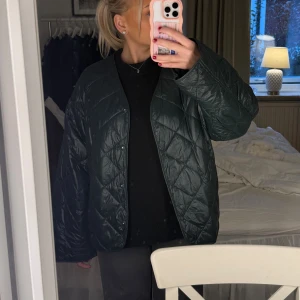 Mörkgrön jacka ifrån GinaTricot  - Säljer grön jacka ifrån GinaTricot. Jätte fin jacka som passar till hösten och våren! Säljer för att den inte kommer till användning.💓💓