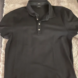 Svart pikétröja från BOSS  - Klassisk svart pikétröja från BOSS, high quality perfect fit for going out and clubbing only