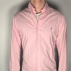 Rosa skjorta från Ralph Lauren - Snygg rosa skjorta från Ralph Lauren i slim fit-modell🍾, Skjortan har inga skavanker eller hål, pris och fler bilder kan diskuteras🤩🤩