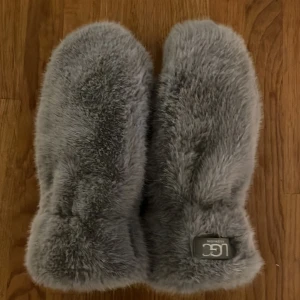 Grå fluffiga vantar från UGG - Supermjuka och fluffiga grå vantar från UGG Fashion. Vantarna är fodrade med pälsimitation och har en klassisk tumvante-form. Perfekta för kalla vinterdagar när du vill hålla händerna varma och mysiga ny pris cirka 1500 inte als mycket använda vid frågar Elle fler bilder skriv gärna 