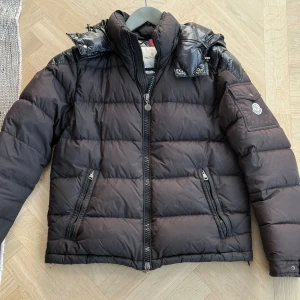 Moncler Chevalier  - Säljer nu denna fina Chevalier jackan från Moncler. Jackan är självklart äkta och kvitto finns. 