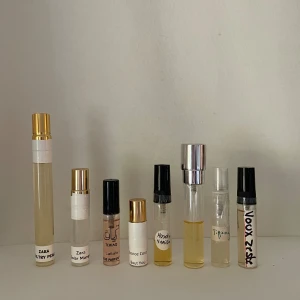 Mixade parfymprover  - Zara sultry pear 10 ml, 9,5 ml kvar.  Zara solar mango 5ml , 4,8 ml kvar. Lattafa teriaq 5ml , 4,8 ml kvar  Essnce Coco but you 2ml , 1,8 ml kvar  Essnce Absolu vanilla 5ml, 2ml kvar  Blanc Poudre James Heeley 8ml ca 4ml kvar. Tiffany Tiffany 5ml ca 2,5ml kvar  Paris corner Voux zeste 5ml 4,8 ml kvar.   Jag köpte en av dessa splittar för 100kr så det är billigt för så många splittar.  