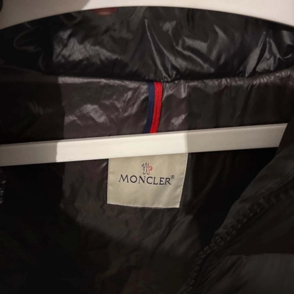 Svart Moncler dunjacka med huva - 2