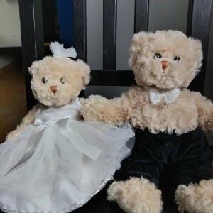 Vit kortklänning med rosett från Bukowski - Supersöt vit kortklänning i satin och tyll från Bukowski, med bred rosett i midjan och voluminös kjol. Klänningen har ärmlös design och en elegant look, perfekt för nalle eller docka. Sidenliknande material och klassisk stil.