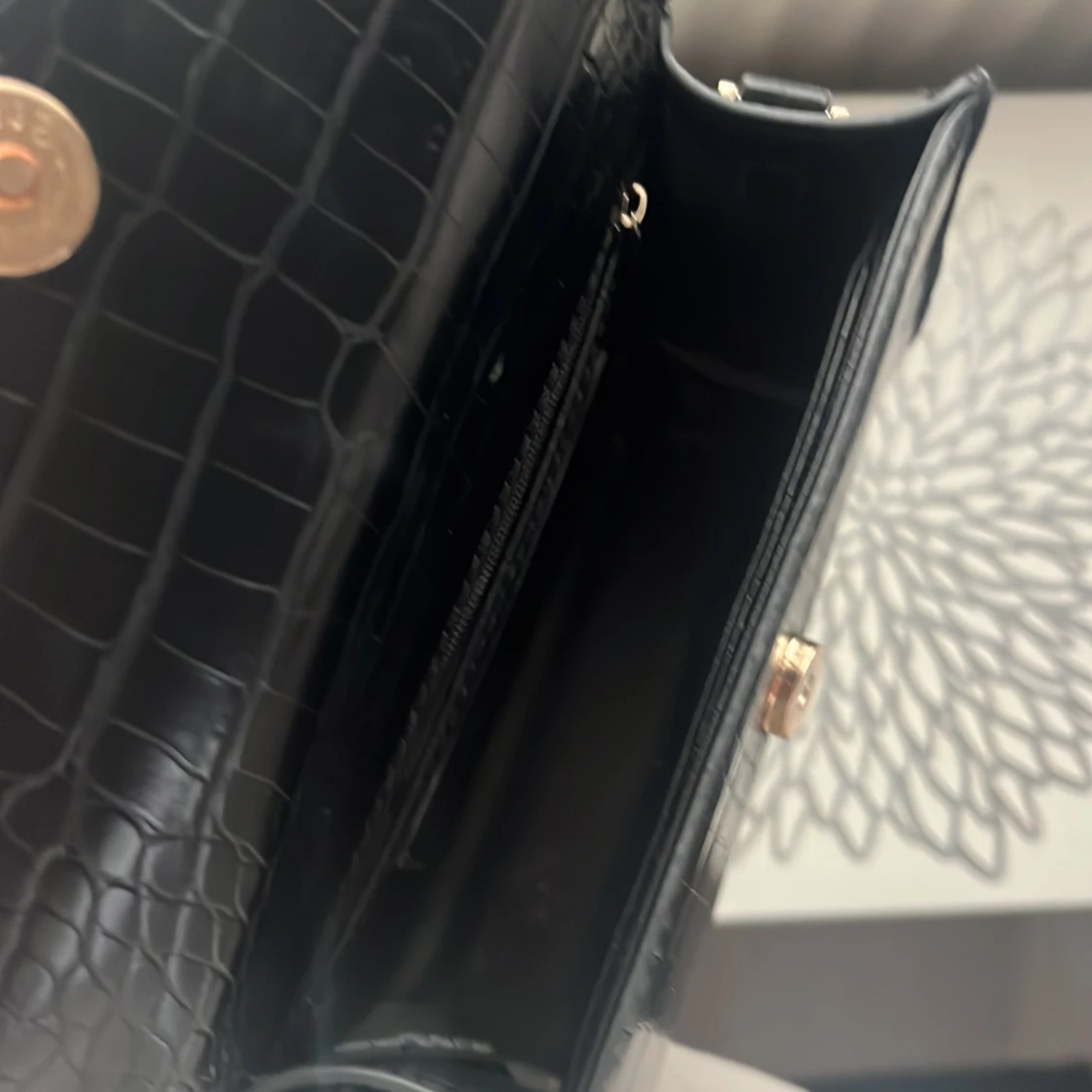 Svart handväska i krokopräglat skinn - 2