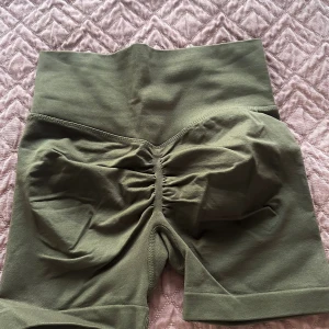Träningsshorts  - Strl S. Den sitter ganska bra runt höften och benen. Har inte använts. Säljs pga att den sitter för tajt för mig 