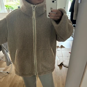 H&M pile jacka - Inget fel på jackan! Bara lite för stor. 