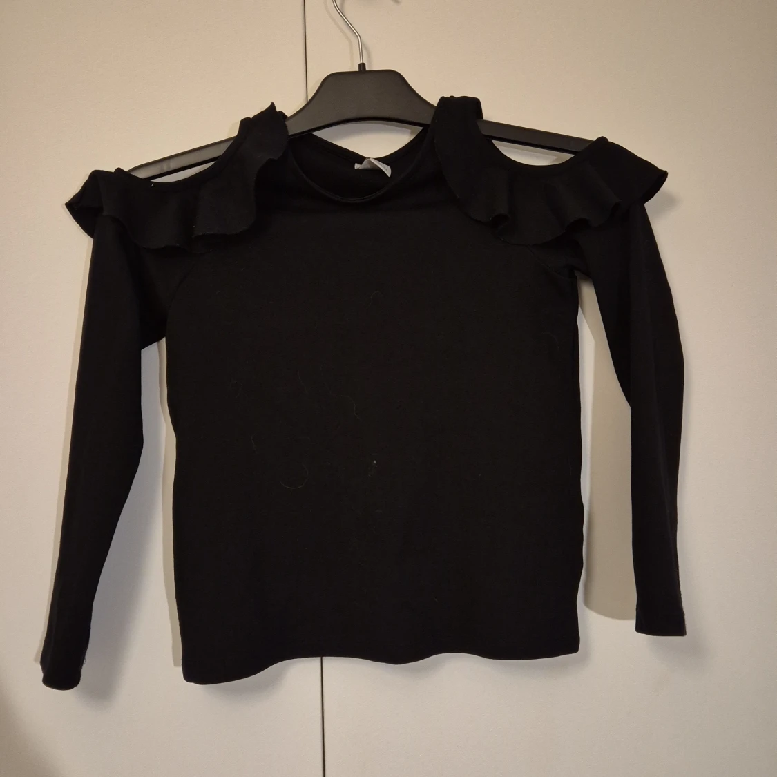 Svart långärmad topp med volang Lindex