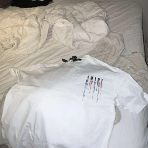 Amiri tshirt - Amiri tshirt storlek S men passar L. Helt ny!