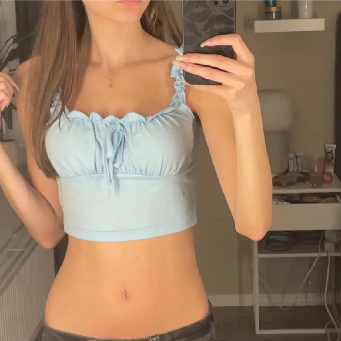 Ljusblå croppad linnetopp med volang