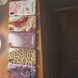 iDeal of Sweden iPhone skal, 5-pack - Snygga iDeal of Sweden skal för iPhone, 5 olika designer: blommor, marmor, leopard och två djurmönster. Skalen är i gott skick med endast mindre spår av användning. Perfekt för att variera stilen och skydda din iPhone. 20kr styck, pris kan förhandla, skriv om annat önskas