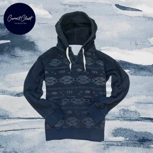 Mörkblå hoodie från American Eagle - Mörkblå hoodie från American Eagle med vit snörning och snyggt mönster över hela tröjan. Armhåla till armhåla 55cm, längd: 65cm