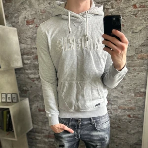 Morris Hoodie - Mycket fint skick, inga defekter. Storlek S passar dig som är mellan 175-185cm ungefär. Nypris ca 2000kr. Modellen är 185 cm, 79 kg. Passar bra nu till vintern. Skriv för mer information!🤝