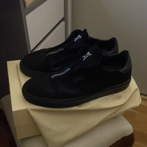 Svarta sneakers från Axel arigato i strlk 43 - Snygga svarta arigatos i storlek 43… skorna är nästan helt nya, använt bara några gånger. PRIS KAN DISKUTERAS 