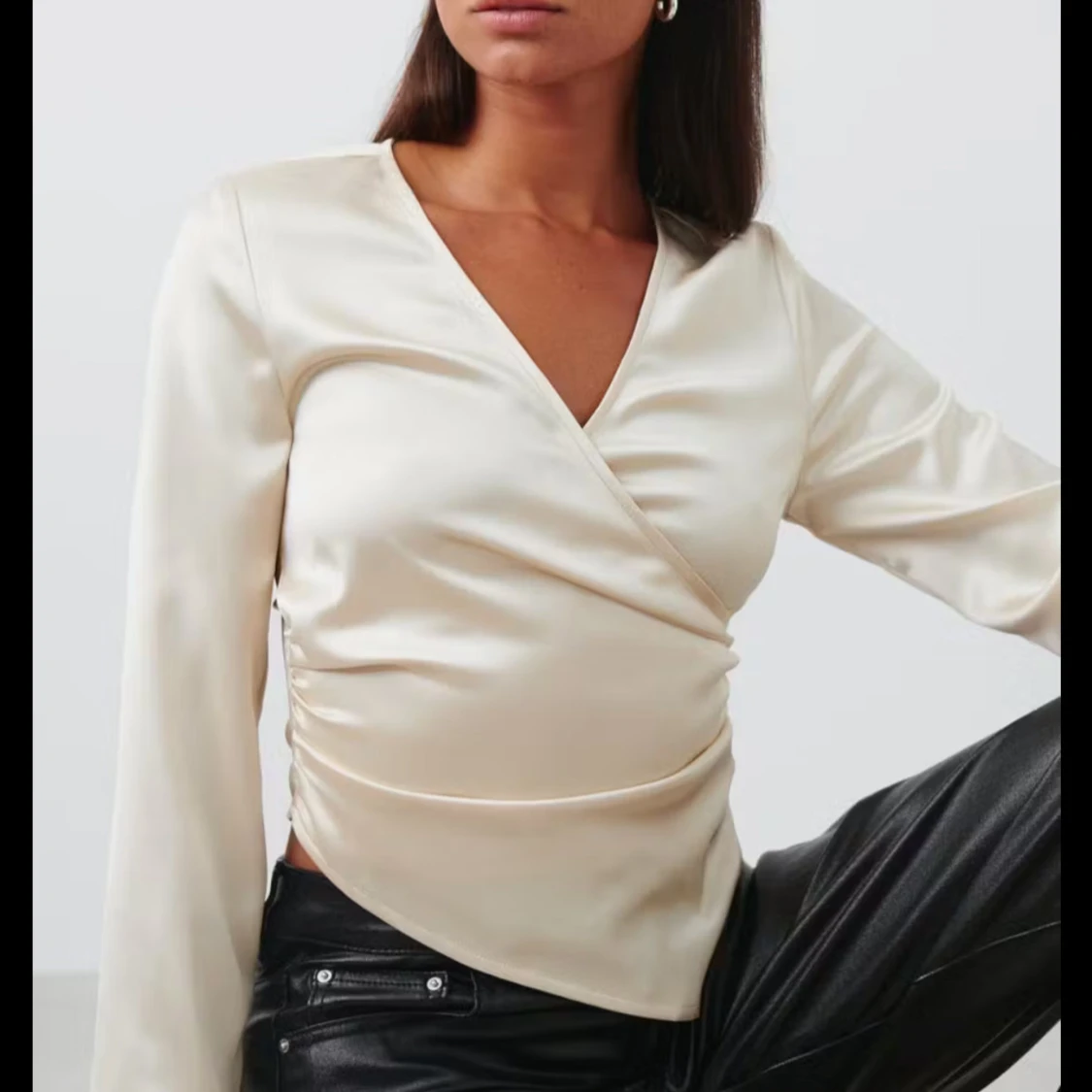 Champagnefärgad omlottopp från Gina