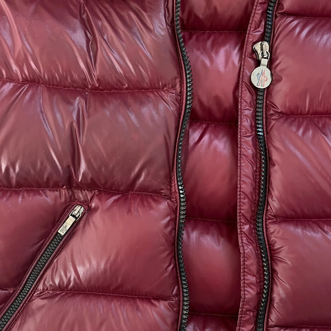 Vinröd Moncler pufferjacka med huva - 2