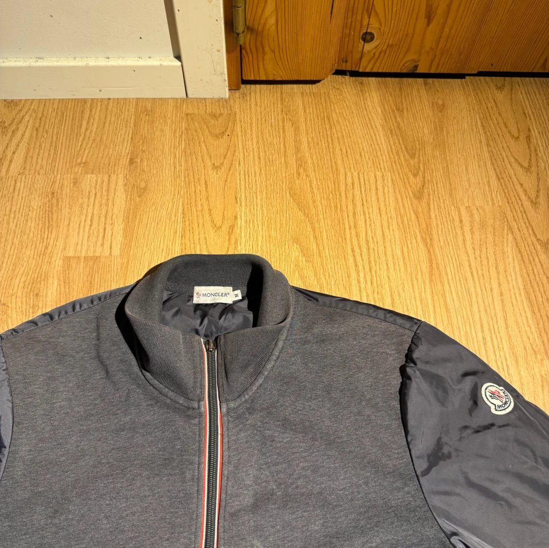 Grå bomberjacka från Moncler - 1