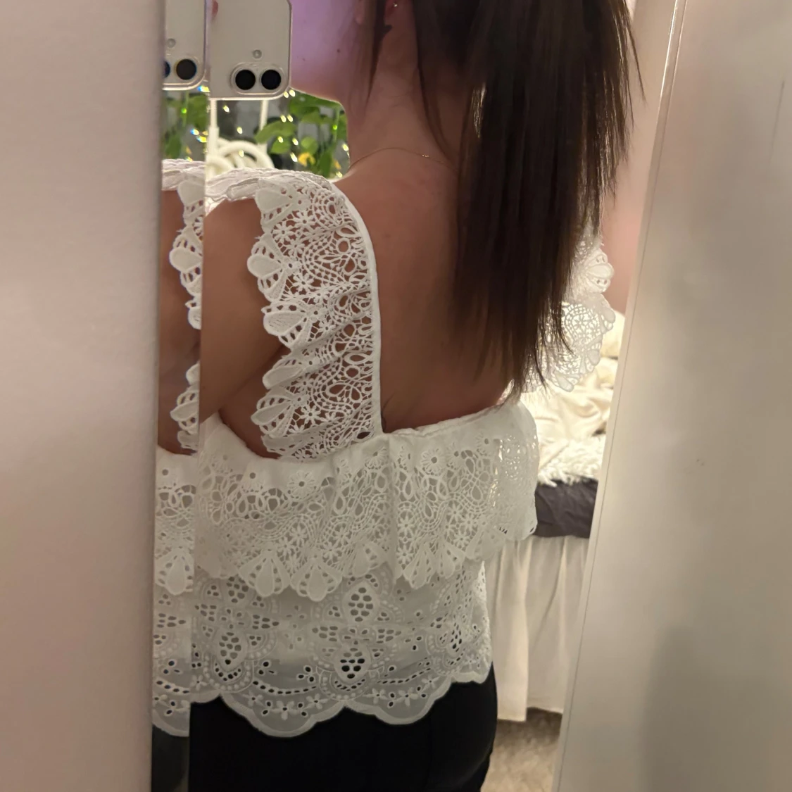 Vit spetsig blus med volang - 2