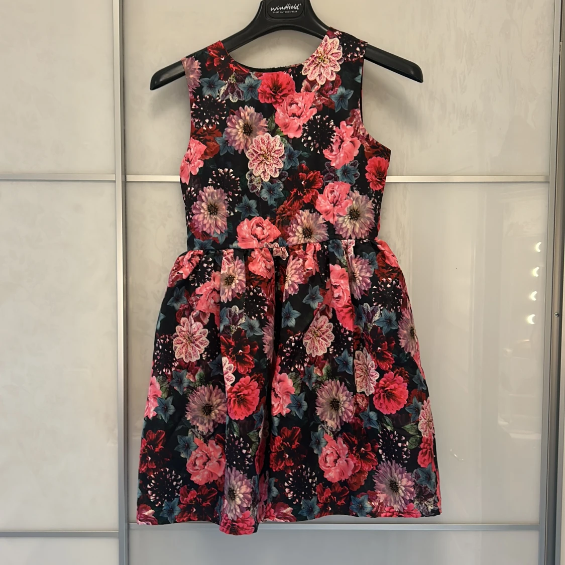 Blommig kortklänning med dragkedja