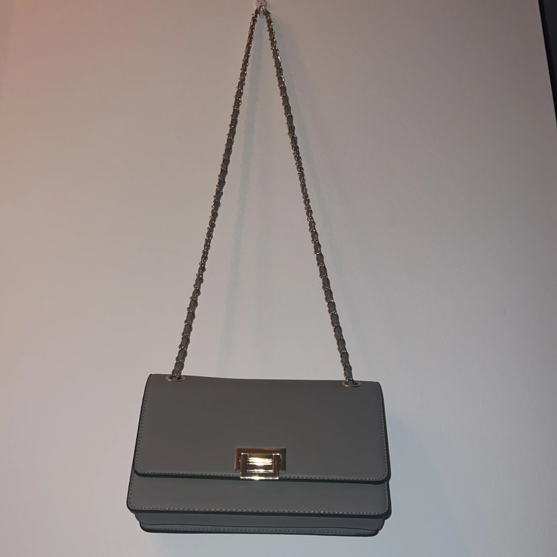 Grå/grön axelväska med kedjerem - 1