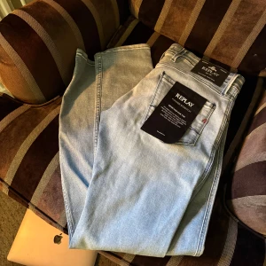 Replay jeans (HELT NYA) slim fit  - Ett par replay jeans köpta på MQ men aldrig blivit använda då de inte var min stil. Ljusblå snygg färg och dom sitter riktigt nice. Som sagt aldrig använda och i nyskick. Hör av er för fler bilder eller frågor!😁