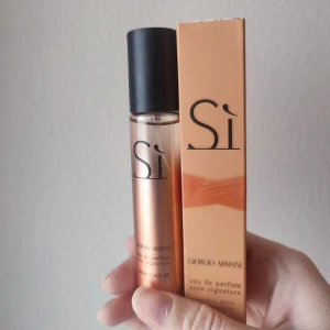 Giorgio Armani Si Rose Signature Perfume - Giorgio Armani Si Rose Signature Perfume. 33ml bottle. New! A great spring fragrance.
