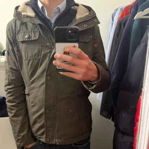 Mörkgrön parkajacka från Svea - Grön field jacket i mycket bra skicka. Tveka inte på att höra av er vid frågor eller funderingar, mvh Sigward.