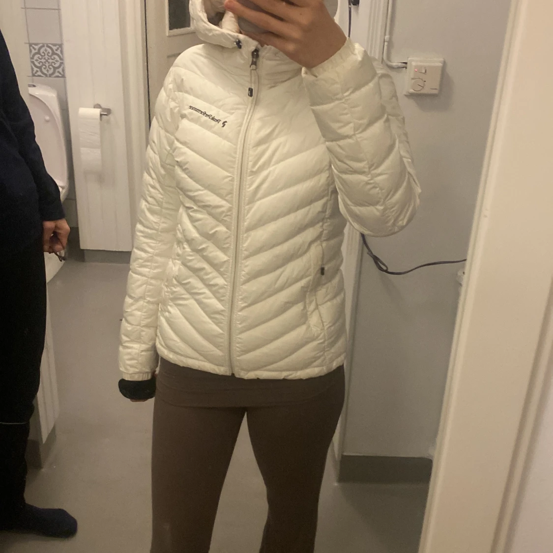 Vit pufferjacka från Peak Performance