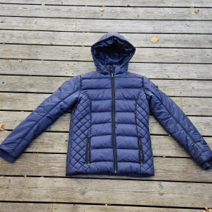 Vinson poloclub jacka - En marinblå jacka från vinson poloclub i storlek 170 - motsvarar en XS/S. Använd nån gång, är i jätte fint skick! Varm och perfekt till senhöst/vintern. ❤️ -passar alla kön