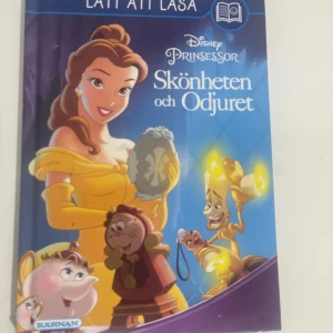 Skönheten och Odjuret - En lättläst bok om Disneyprinsessan Belle och hennes vänner från Skönheten och Odjuret. Perfekt för unga läsare som gillar magiska äventyr och klassiska sagor med färgstarka illustrationer.