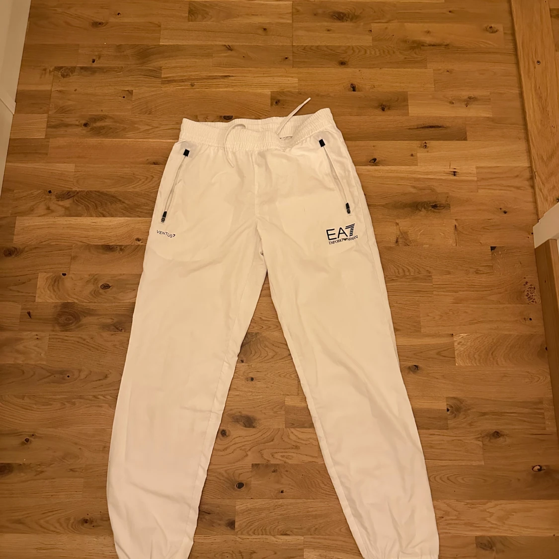 Vita EA7 byxor med dragkedjor - 1