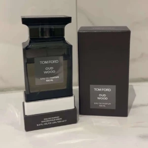 Tom Ford Oud Wood 65/100ml - Tom Ford Oud Wood Eau de Parfum, 100 ml. Men runt 65ml kvar använder på grund av tröttheten på det DNA’t. Snygg och stilren flaska som passar perfekt för dig som vill ha något exklusivt i din samling.