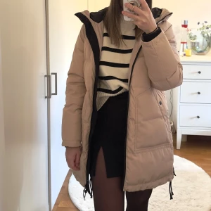 New Vero Moda dun jacka - Never used! New price 1600kr Produkttyp : Jacka med huva och tvåvägsblixtlås. Fickor : Framfickor med tryckknappar Fyllning : Vaddering av ansvarsfullt producerat dun och fjädrar. Detaljer : Sidoslitsar, Blixtlåsdetalj  Ytter: 100% Polyester; Foder: 100% Polyester; Vaddering: 50% Dunvadderad 50% Fjädrar